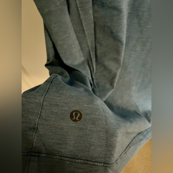Men’s Lululemon Shirt Size Large - Picture 3 of 4